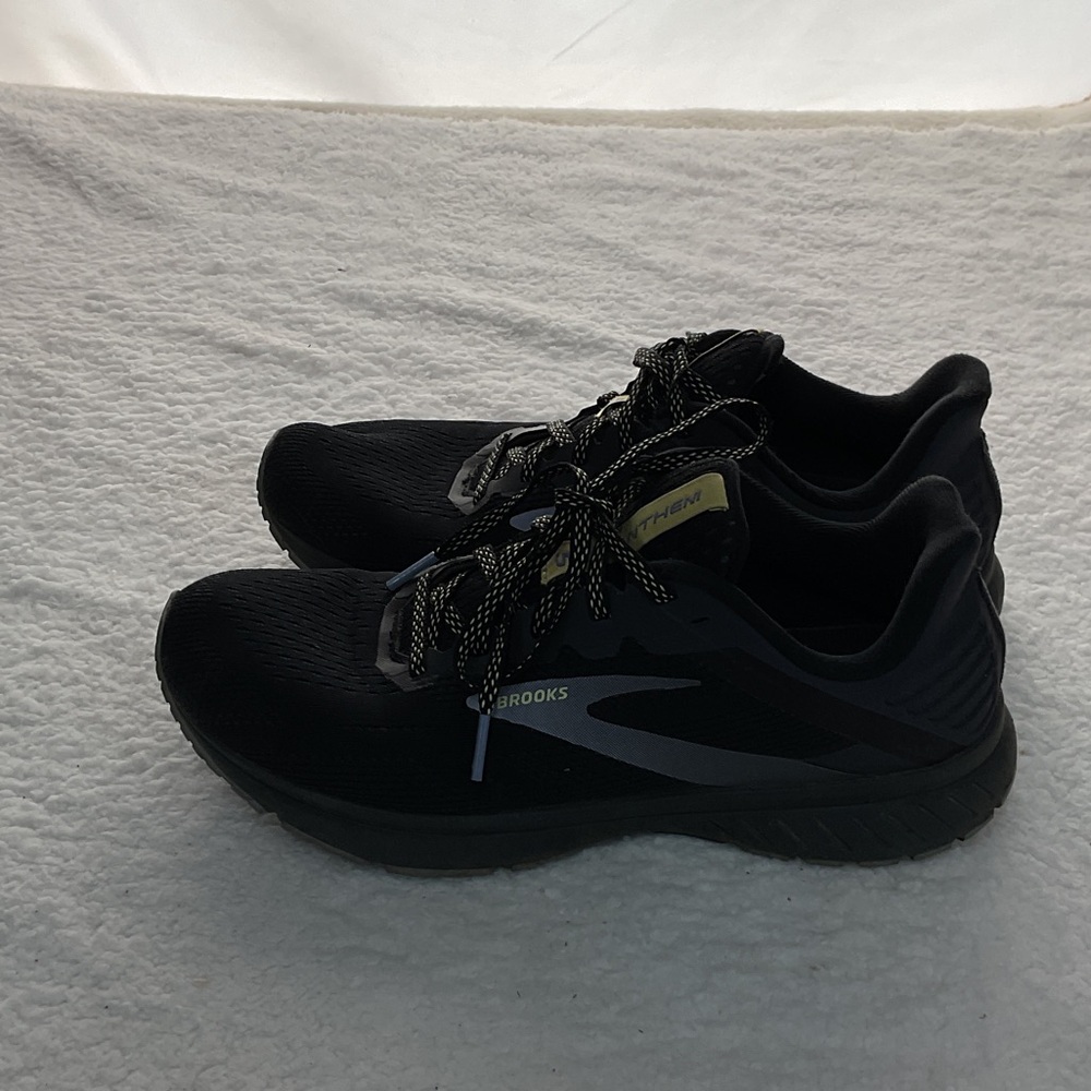 Brooks Woman’s Black and Gray Athletic Shoes - Picture 1 of 8